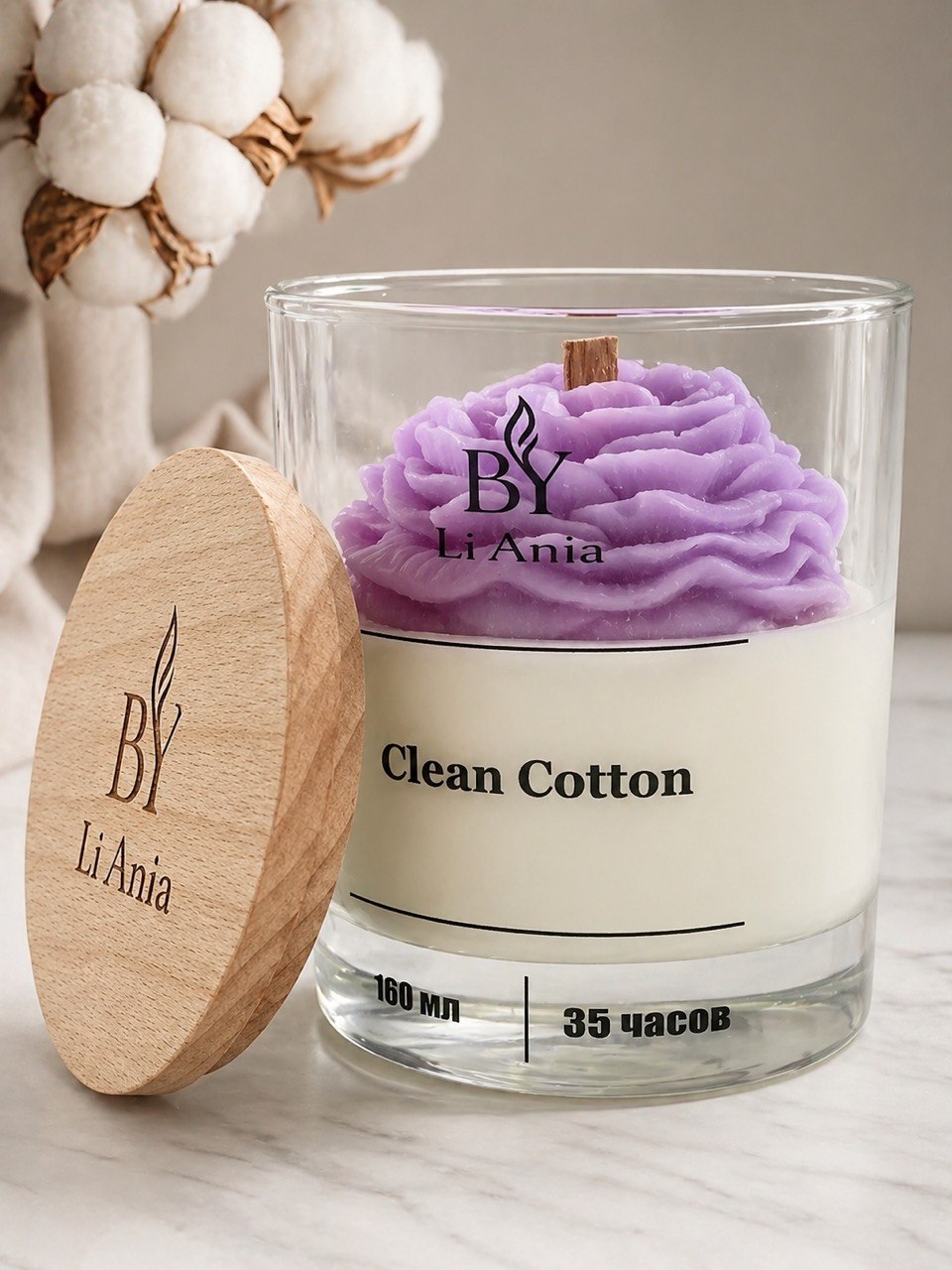 Свеча Clean Cotton с сиреневым цветком и деревянной крышкой